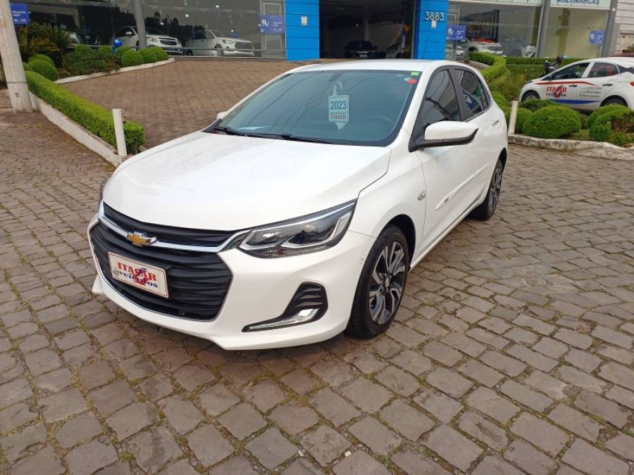 CHEVROLET - ONIX - 2022/2023 - Branca - R$ 99.990,00