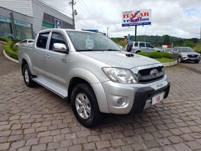 TOYOTA - HILUX - 2011/2011 - Prata - R$ 124.999,00