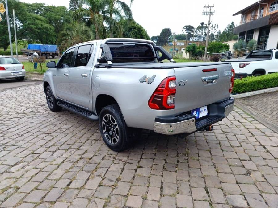 TOYOTA - HILUX - 2021/2022 - Prata - R$ 255.000,00