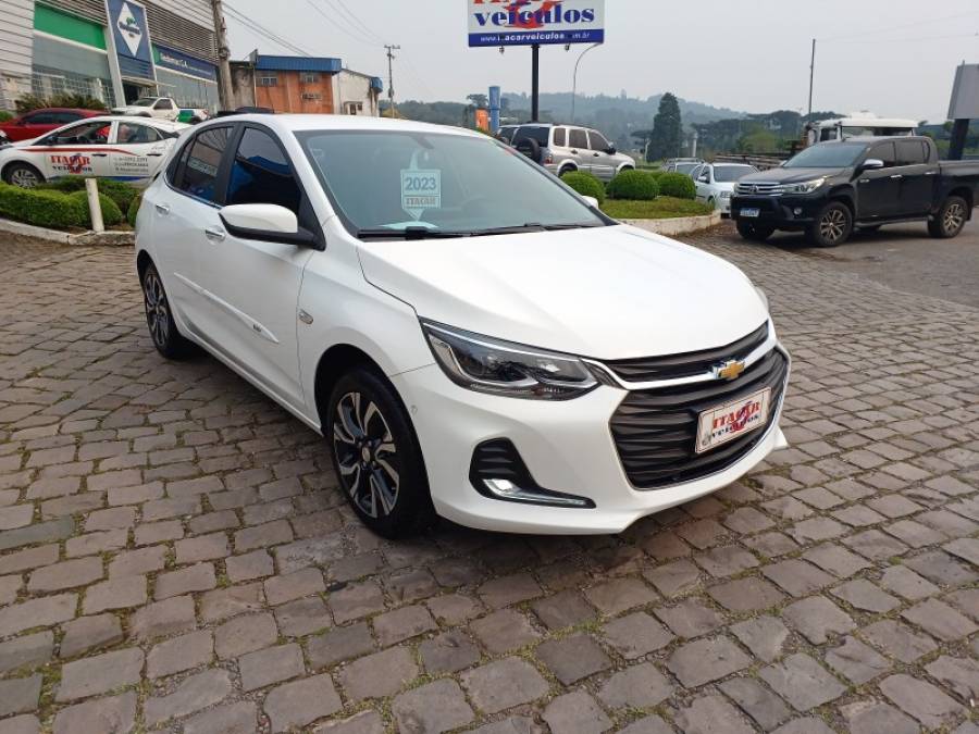 CHEVROLET - ONIX - 2022/2023 - Branca - R$ 99.990,00