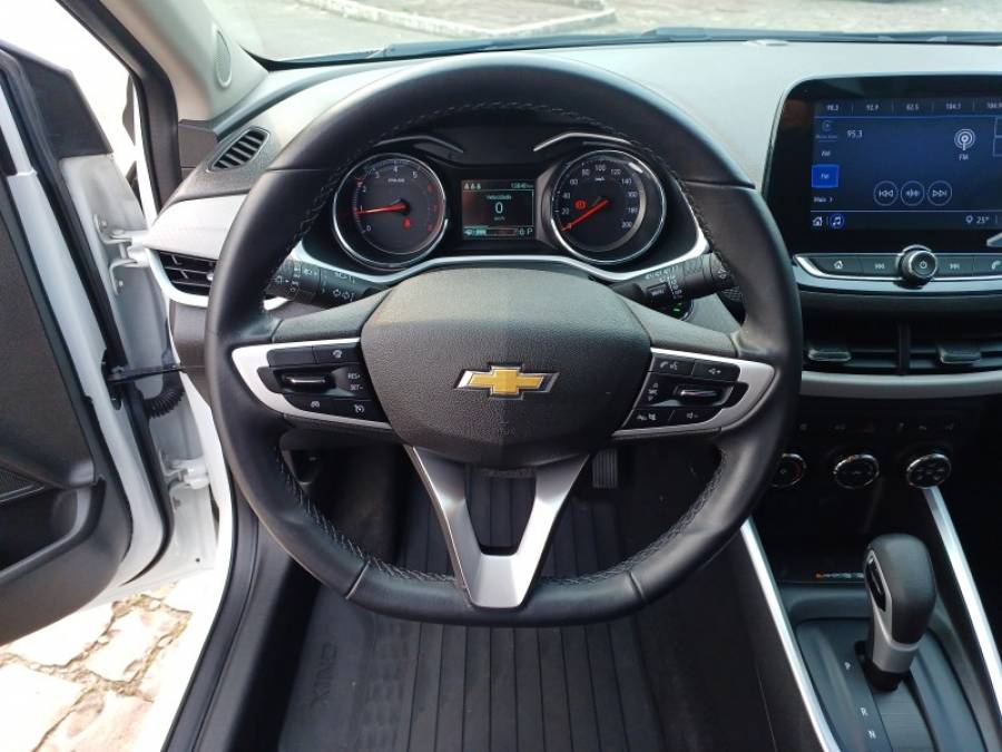 CHEVROLET - ONIX - 2022/2023 - Branca - R$ 99.990,00