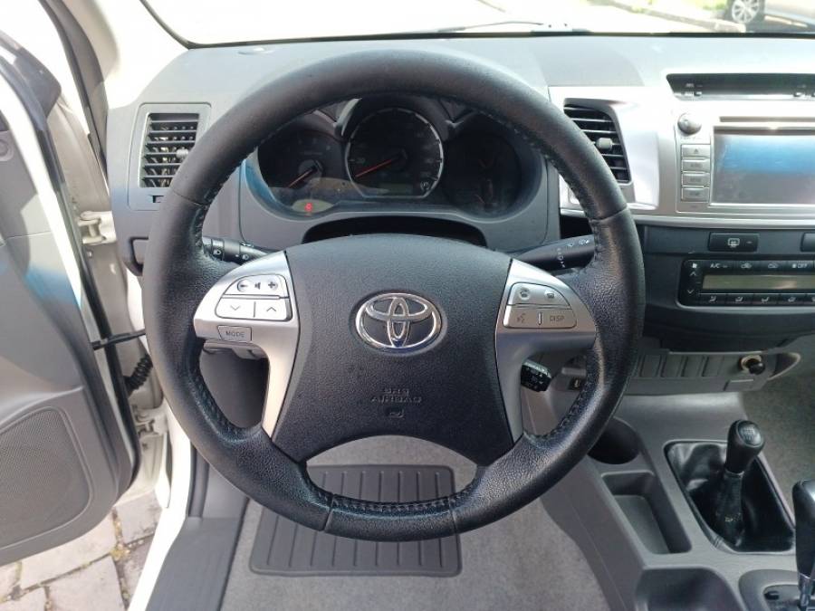 TOYOTA - HILUX - 2014/2015 - Branca - R$ 145.000,00