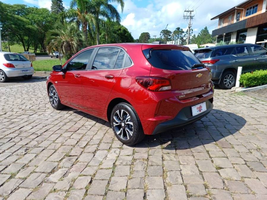 CHEVROLET - ONIX - 2022/2023 - Vermelha - R$ 99.990,00