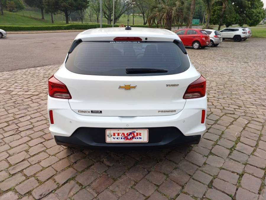 CHEVROLET - ONIX - 2022/2023 - Branca - R$ 99.990,00