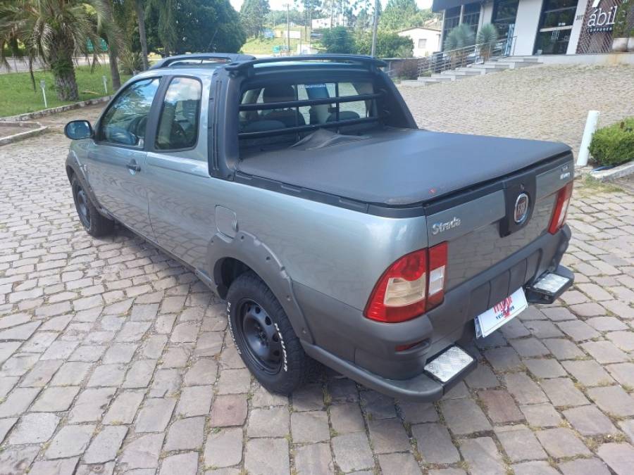 FIAT - STRADA - 2013/2013 - Cinza - R$ 49.990,00