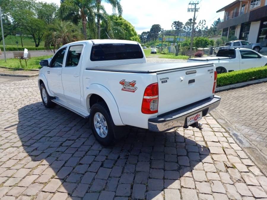 TOYOTA - HILUX - 2014/2014 - Branca - R$ 147.000,00