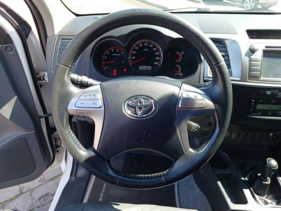 TOYOTA - HILUX - 2014/2014 - Branca - R$ 147.000,00